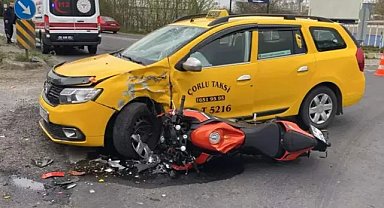 Taksi ile çarpışan motosiklet sürücüsünden kötü haber