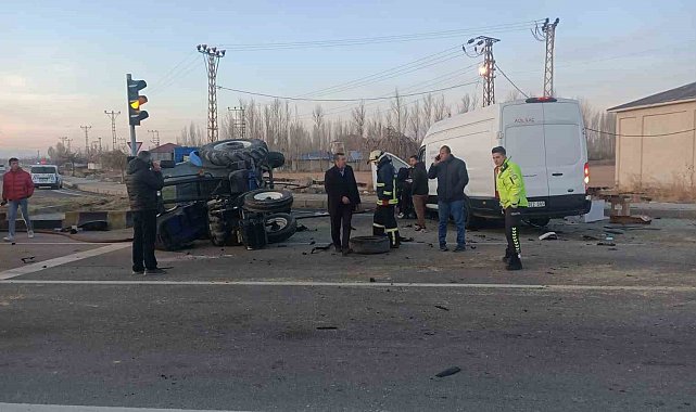 Traktör ile minibüs çarpıştı! 2 yaralı