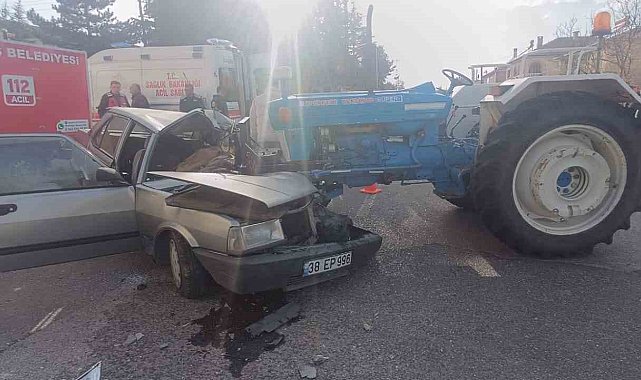 Traktör ile otomobil çarpıştı 1 ölü, 3 yaralı