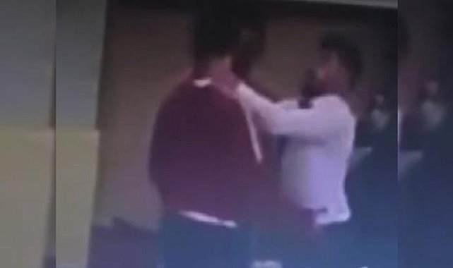 Turnuvada hakem, tartıştığı antrenöre kafa attı!