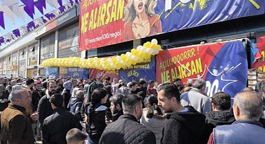 Ucuz ürün almak isteyen vatandaşlar birbirlerini ezdi