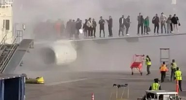 Yolcu uçağı alev aldı! 12 kişi yaralandı