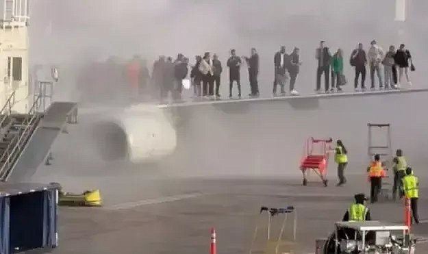 Yolcu uçağı alev aldı! 12 kişi yaralandı