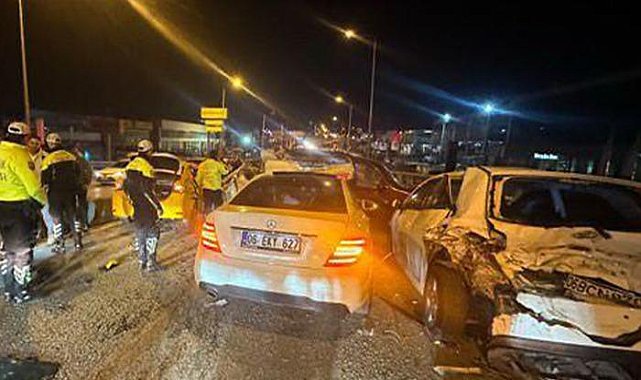 Zincirleme kaza meydana geldi: Bekleyen araçlara çarptılar 9 araç birbirine girdi!