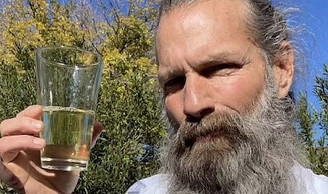 20 yıldır idrarını içiyor! 100 yaşına kadar yaşamayı planlıyor