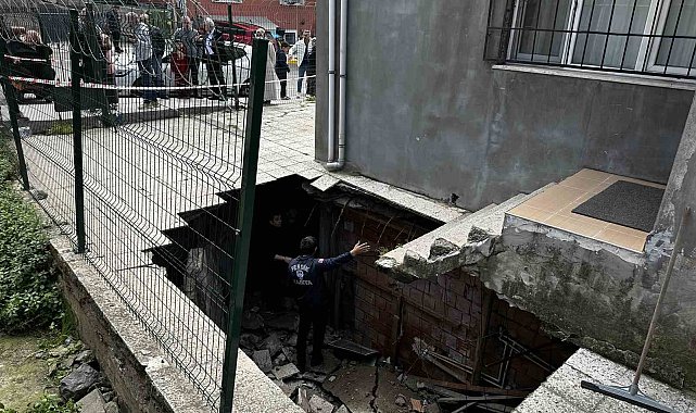 4 katlı binanın bahçe zemini çöktü