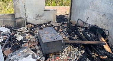 Alevlere teslim olan ev küle döndü