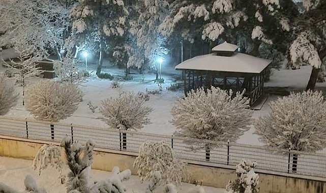 Amasya’da Nisan ayında yağan kar 24 köy yolunu ulaşıma kapadı