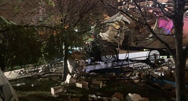 Ankara'da dehşet anları!  Freni boşalan tır parka daldı! 1 kişi öldü