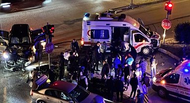 Antalya'da ambulans ile otomobil kazaya karıştı! 9 kişi yaralandı