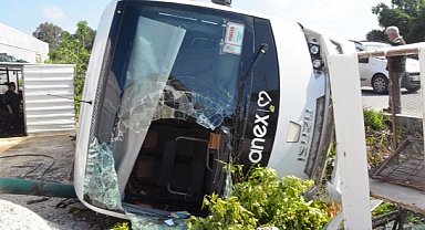 Antalya’da turist taşıyan midibüs devrildi: Çok sayıda yaralı var