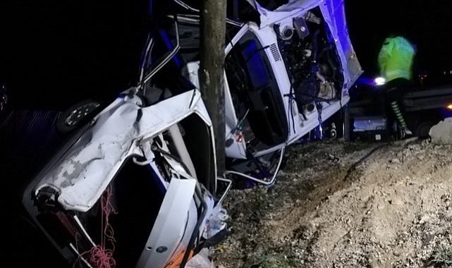 Aydınlatma direğine çarpan otomobil hurdaya döndü! 1 kişi hayatını kaybetti! 2 kişi yaralandı