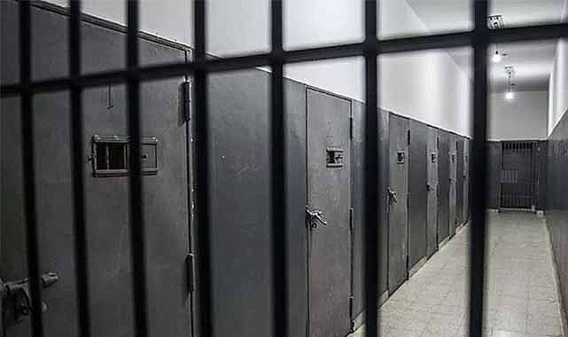 Cezaevinde kendisini ziyarete gelen eşini öldürdü! 