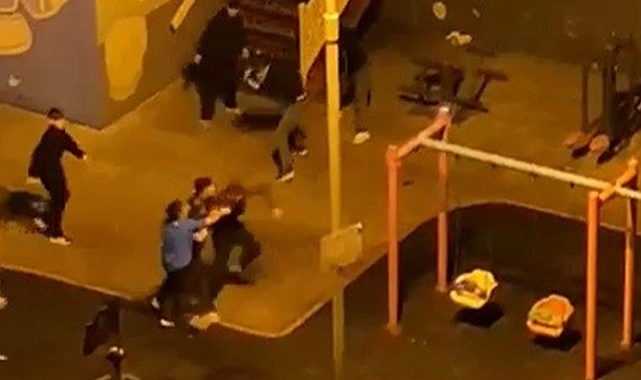 Çocuk parkında tekmeli yumruklu kavga