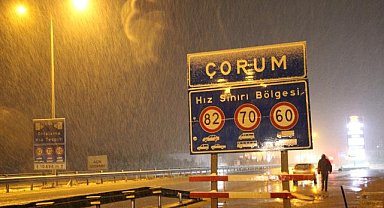 Çorum'da nisan ayında kar yağdı! Yolda küreme çalışması başlatıldı