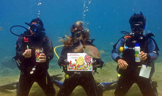 Dalgıçlar su altında bayramlaştı