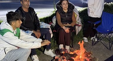 Deprem sonrası vatandaşlar karavanda ve parklarda geceliyor