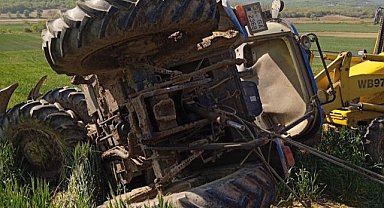 Devrilen traktörün altında kalan sürücü traktörün altında can verdi!