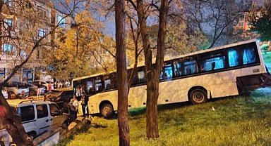 Freni boşalan otobüs parka daldı
