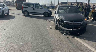 Hafif ticari araç ile otomobil çarpıştı: 5 yaralı