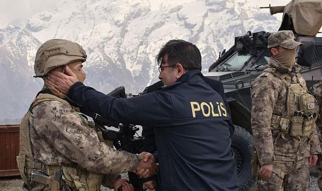 Hakkari İl Emniyet Müdürü İdris Yılmaz, görevli polislerin bayramını kutladı