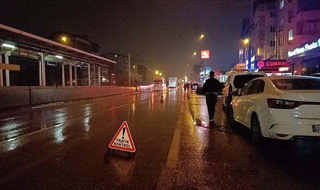 Hasarlı kaza sonrası yolda güvenlik önlemi alan polise kamyonet çarptı!
