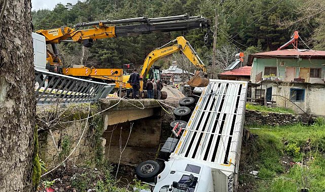 Kamyon köprüden düştü, sürücü yaralandı
