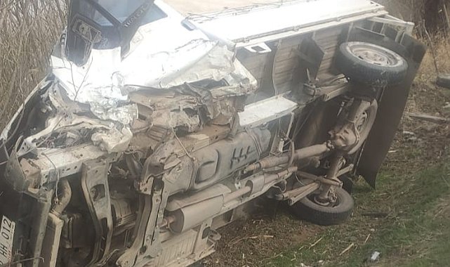 Kamyonet otomobille çarpıştı! 3 yaralı