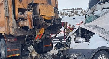 Kar küreme aracı ile  kamyonet çarpıştı! Muhammet Adam öldü