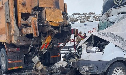 Kar küreme aracı ile  kamyonet çarpıştı! Muhammet Adam öldü