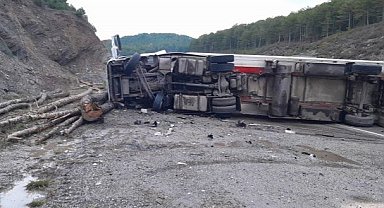 Karayolunda feci ölüm! Tır, otomobilin üzerine devrildi! 1 ölü, 1 yaralı