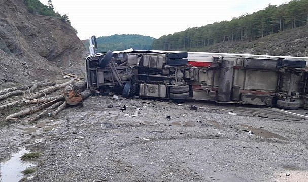 Karayolunda feci ölüm! Tır, otomobilin üzerine devrildi! 1 ölü, 1 yaralı