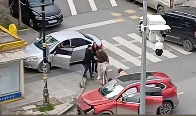 Kazaya sinirlendi aracından inip sürücüye saldırdı!