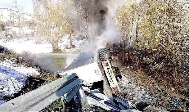 Kontrolden çıkan tır yol kenarına devrildi! Sürücü yanarak can verdi