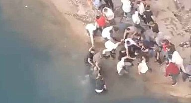 Köprüde dengesini kaybetti suya düştü! Boğulmaktan el ele vererek kurtuldular