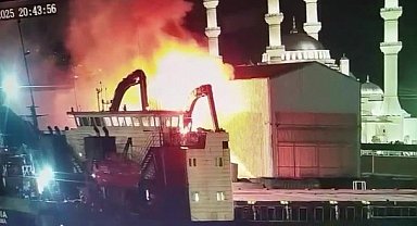 Liman sahasında iş makinesi yanarak küle döndü