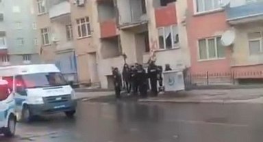 31 yaşındaki  yabancı uyruklu Abbas Enveri, ağır hasarlı binada ölü bulundu