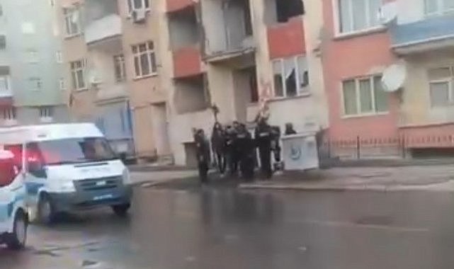 31 yaşındaki  yabancı uyruklu Abbas Enveri, ağır hasarlı binada ölü bulundu