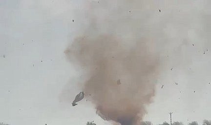 Mardin’de hortum çatıları uçurdu, ağaçları devirdi