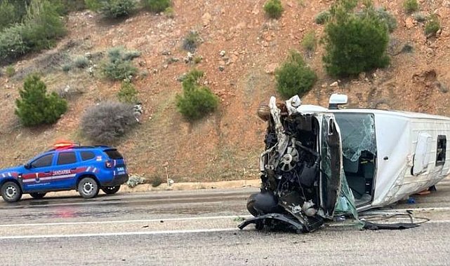 Mersin'de minibüs devrildi! Yaralılar var