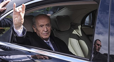 MHP Genel Başkanı Devlet Bahçeli Alparslan Türkeş'in kabrini ziyaret etti! Partililer karanfillerle karşıladı