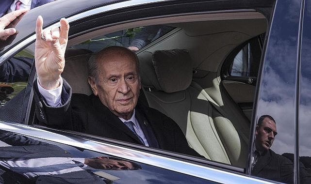 MHP Genel Başkanı Devlet Bahçeli Alparslan Türkeş'in kabrini ziyaret etti! Partililer karanfillerle karşıladı