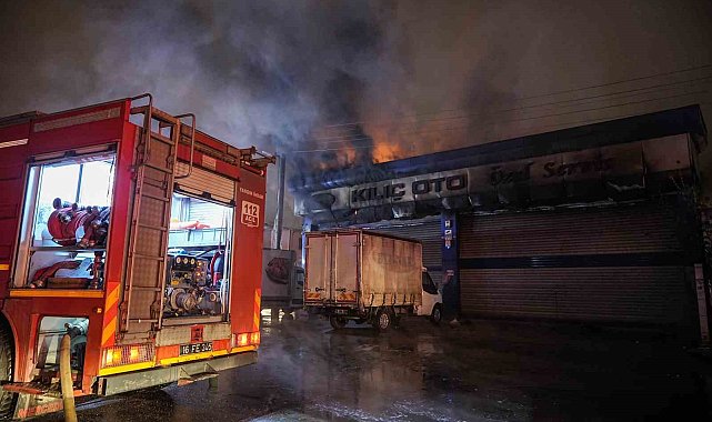 Oto tamir ve yedek parça dükkanı alevlere teslim oldu