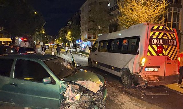 Otomobil, servis minibüsüne çarptı: 3 yaralı