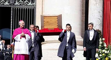 Papa Franciscus son yolculuğuna uğurlandı