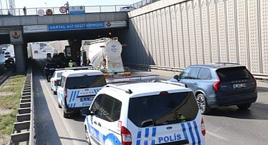 Polisten kaçarken üst geçitten atladı, otomobilin üzerine düştü