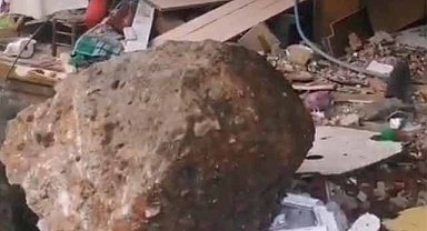 Rize'de korku dolu anlar! Yamaçtan kopan kayalar bir evi kullanılmaz hale getirdi