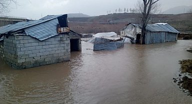 Sağanak nedeniyle evler sular altında kaldı