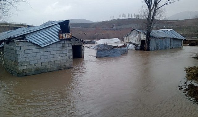 Sağanak nedeniyle evler sular altında kaldı