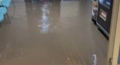 Sağanak yağış nedeniyle devlet hastanesini su bastı